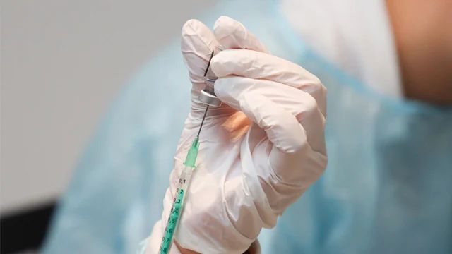 Вакцина Covishield: у МОЗ назвали побічні ефекти і протипоказання
