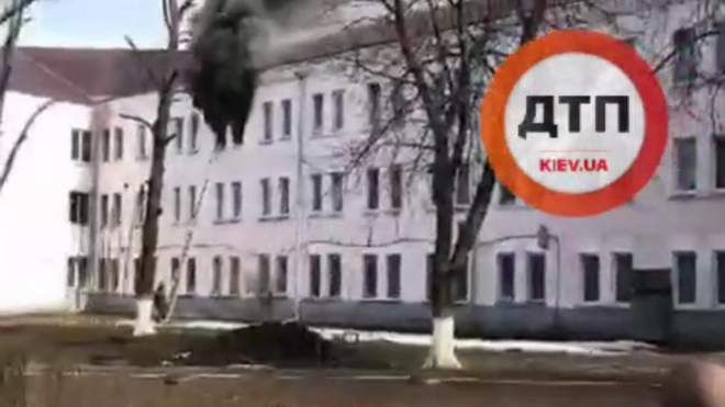 В гуртожитку Києва сталася пожежа: рятувальники не можуть під'їхати через ярмарок