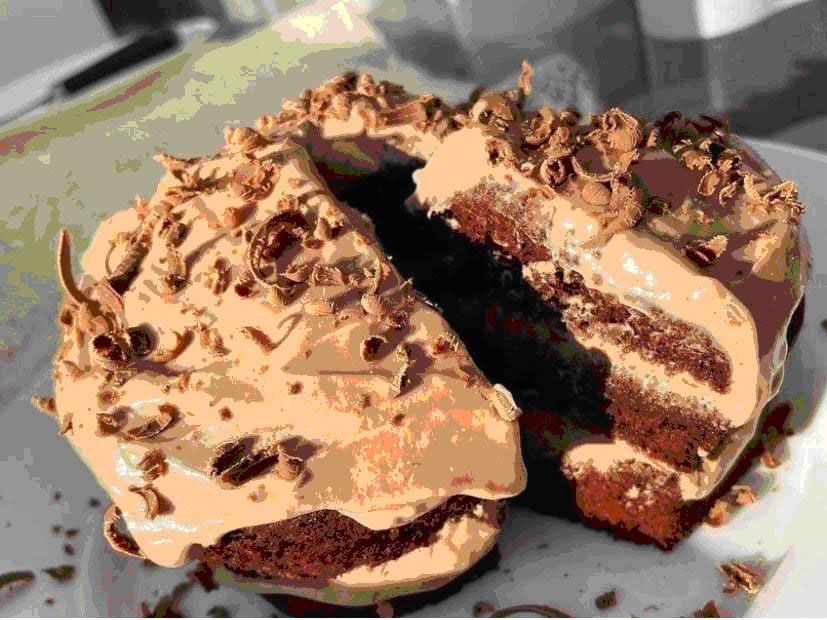 Шоколадний і правильний: торт, який швидко можна спекти в «мікрохвильовці»