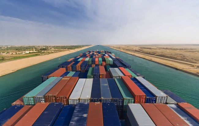 Затор у Суецькому каналі: світова торгівля втрачає 400 млн доларів на годину