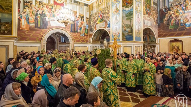Сотні людей без масок в Успенському соборі Києво-Печерської лаври молились за припинення пандемії