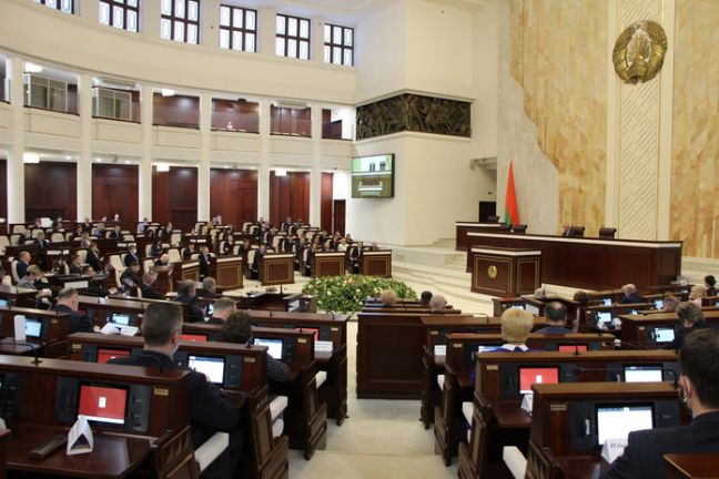 Парламент Білорусі прирівняв журналістів до мітингарів та заборонив «анархічні» мирні зібрання