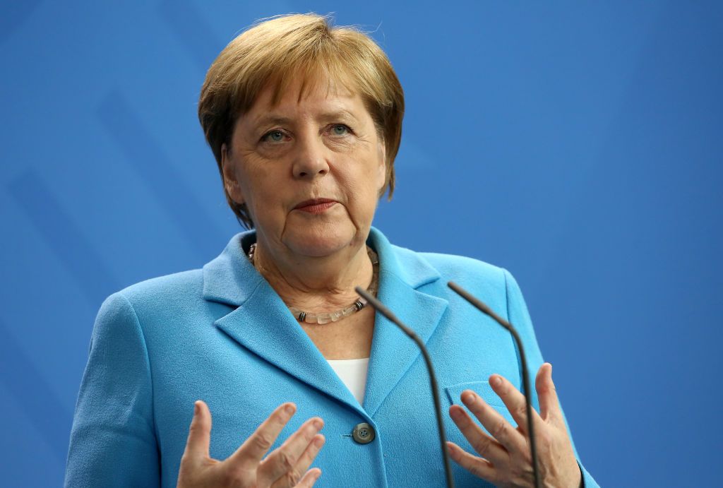 Меркель закликає Путіна зменшити військову присутність на кордонах  України