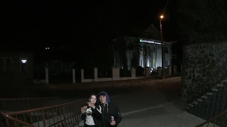 У Луцьку п’яні хлопець і дівчина зірвали і вкрали прапор України, відео
