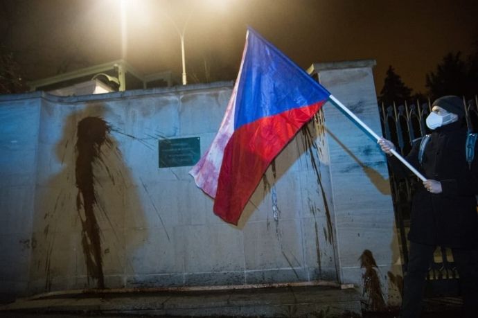 У Празі залили «кривавим» кетчупом стіни посольства Росії