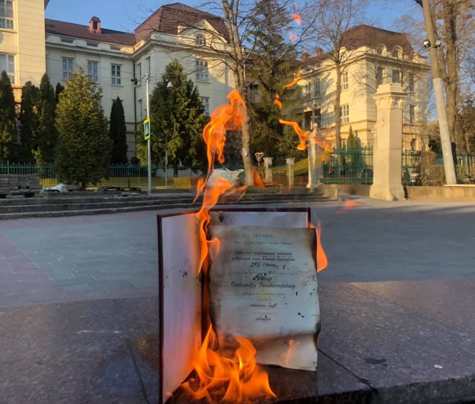 Кандидат наук Олександр Ябчанка спалив свій диплом після «захисту» дисертації Кивою