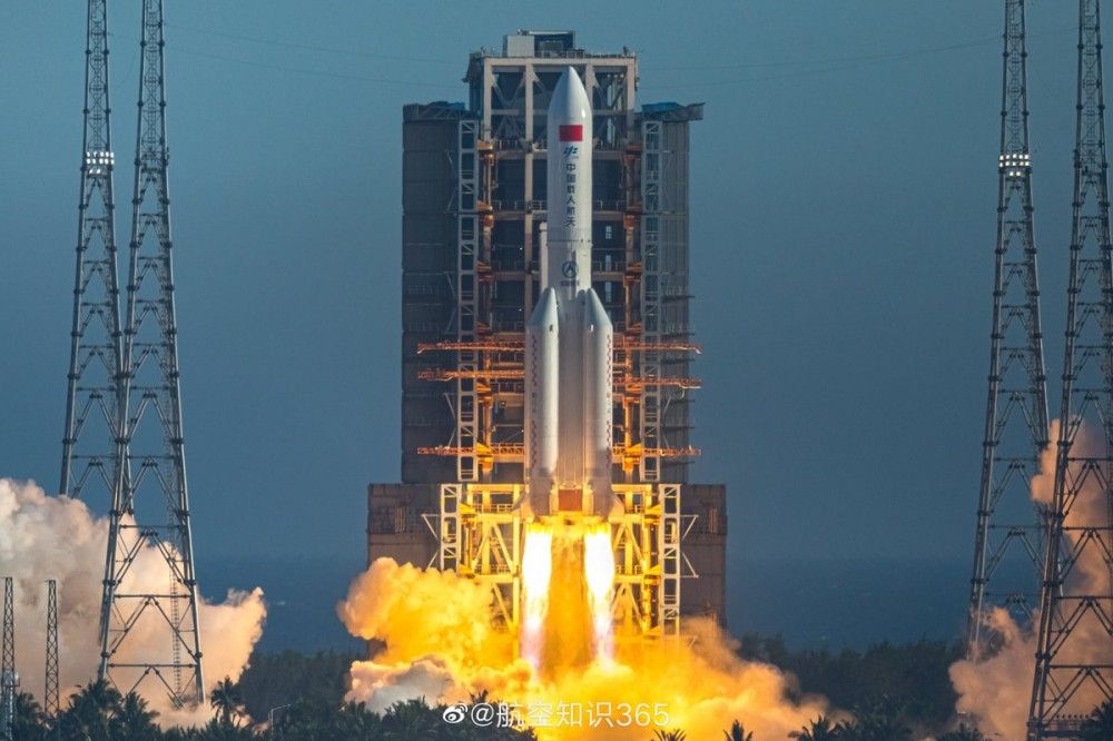 Китайська  ракета  вагою 21 тонна падає на Землю