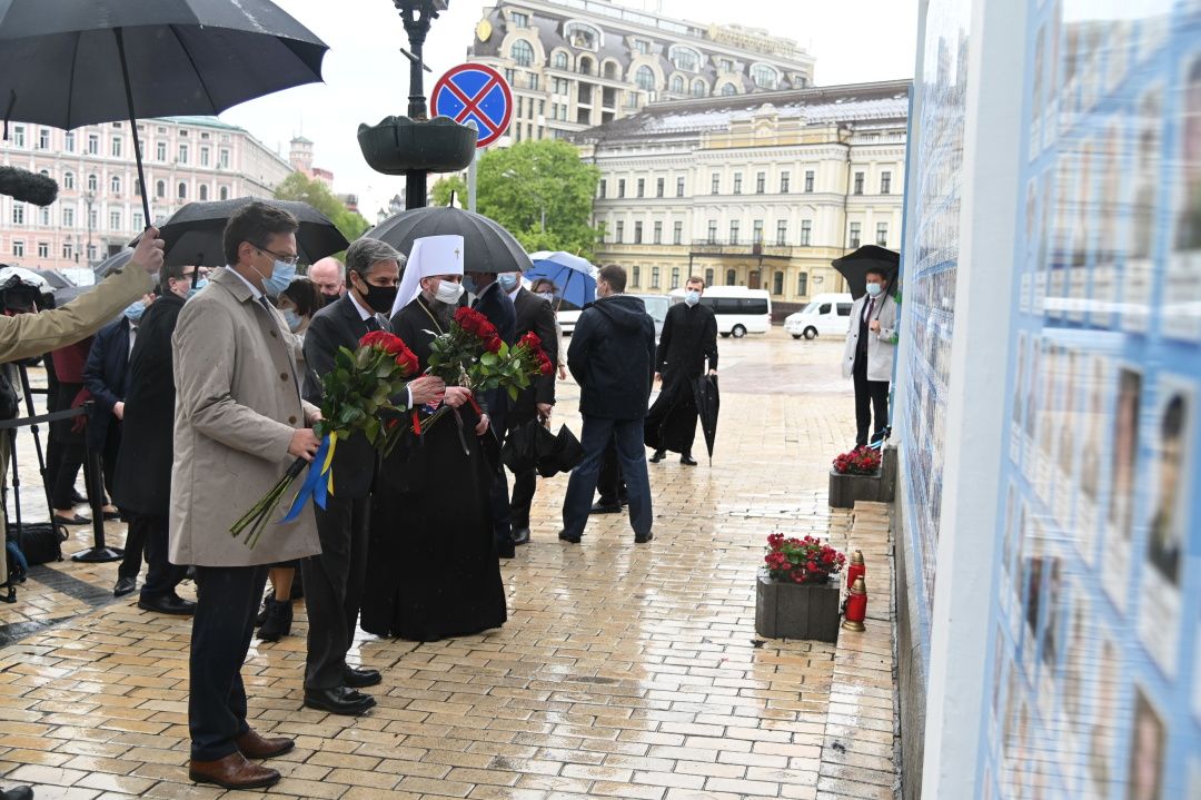 Блінкен вшанував пам’ять полеглих захисників України біля Стіни пам'яті, фото