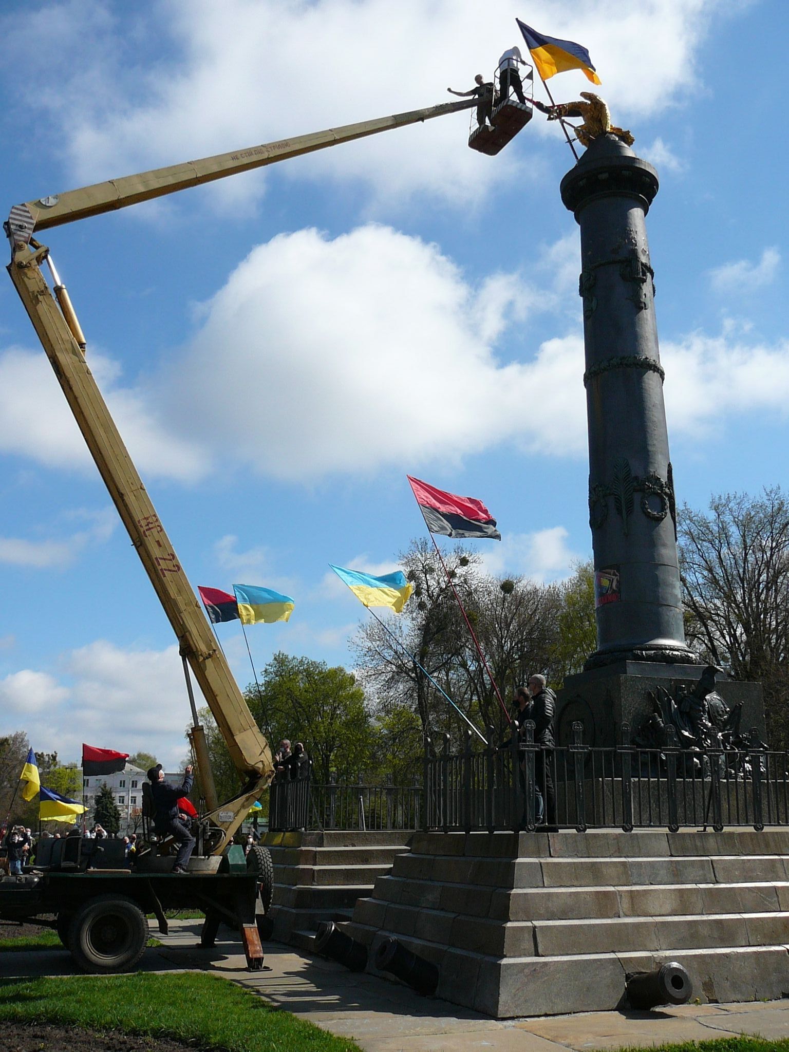 Імперський орел «під прикриттям»: на монумент слави у Полтаві повернули синьо-жовтий та червоно-чорний прапори
