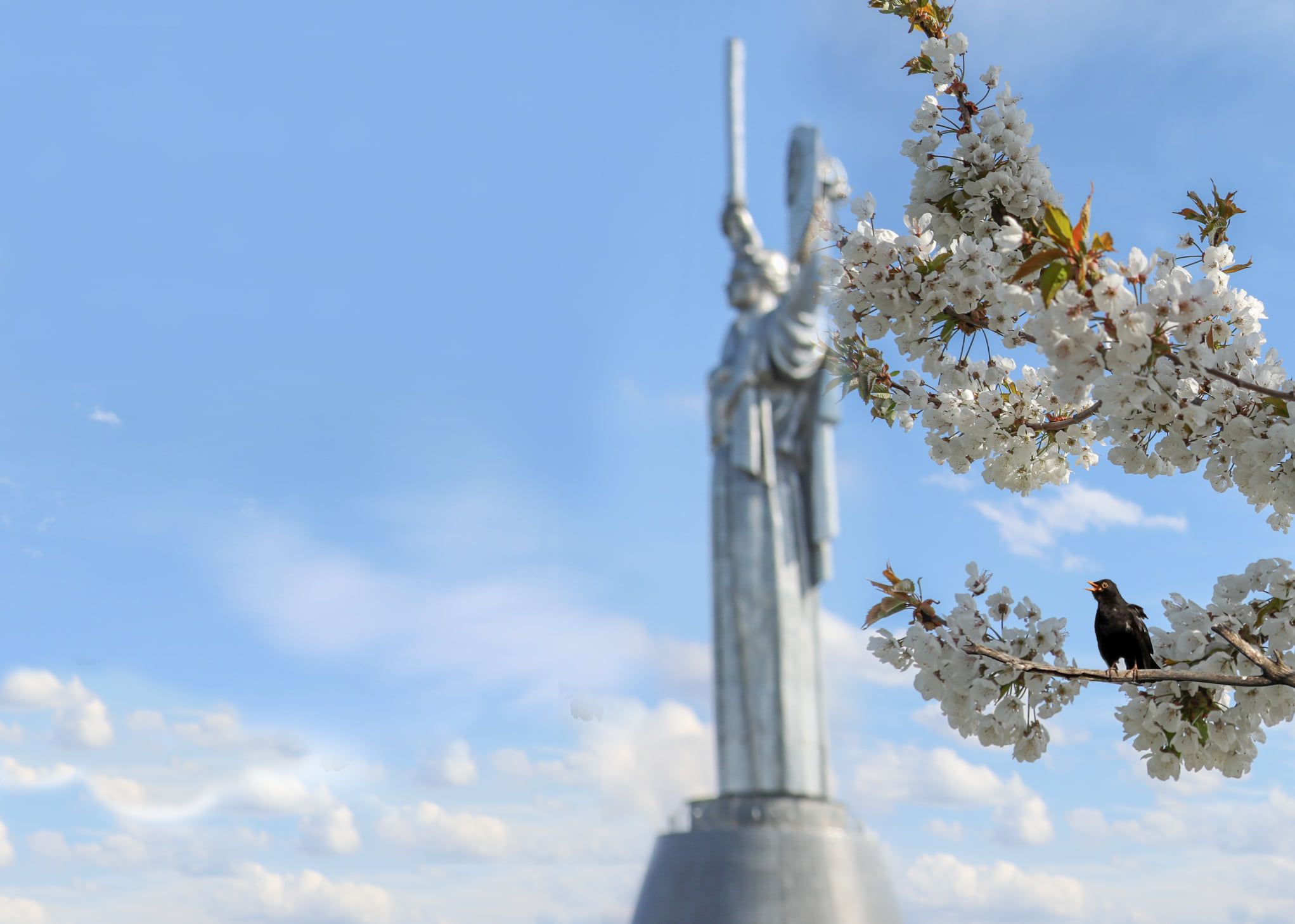 Монумент Батьківщина-мати досі має радянську символіку.