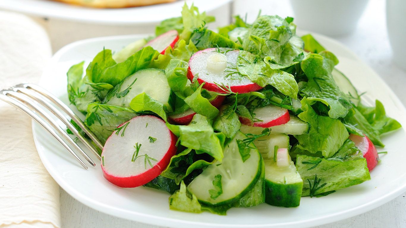 Хрумаємо зелень: легкі й недорогі салати на щодень