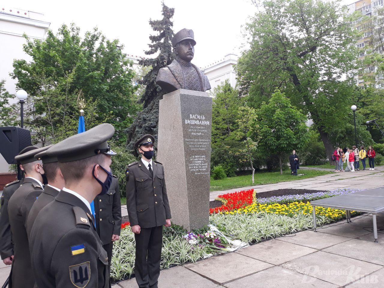 Пам'ятник Василю Вишиваному відкрили на Лук'янівці у Києві