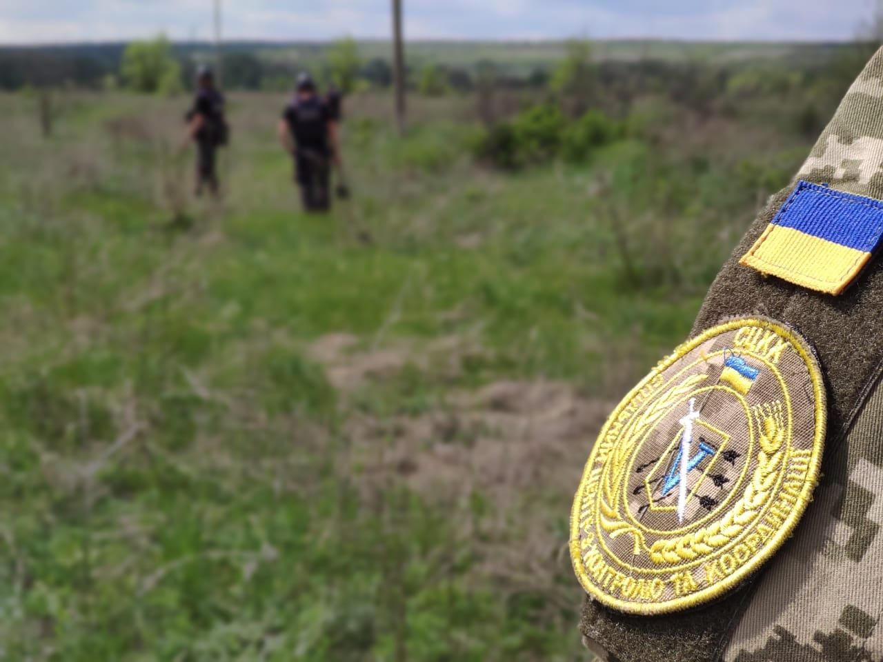 Поблизу селища Луганське поранено трьох захисників України