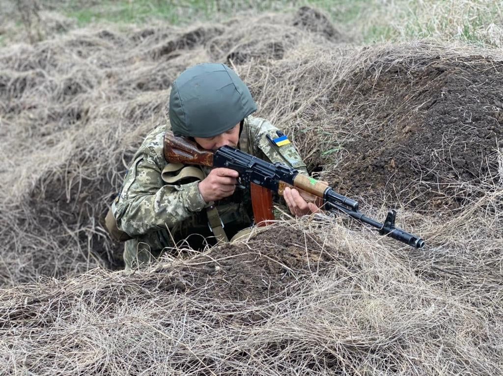 На Донеччині ворожий снайпер важко поранив захисника України