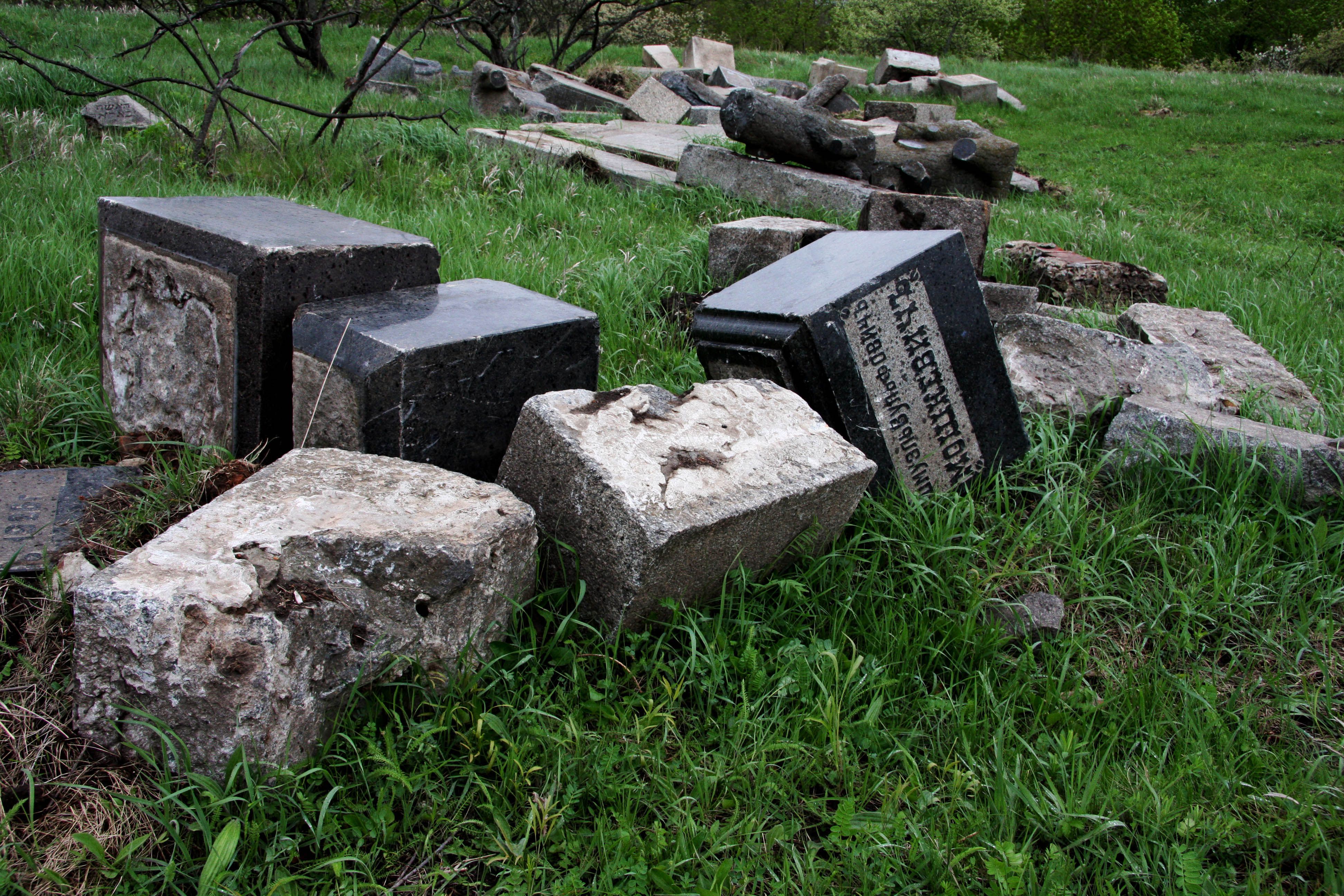 У Кобеляках упродовж років знищується єврейське кладовище: на звільненому місці вже почали садити картоплю