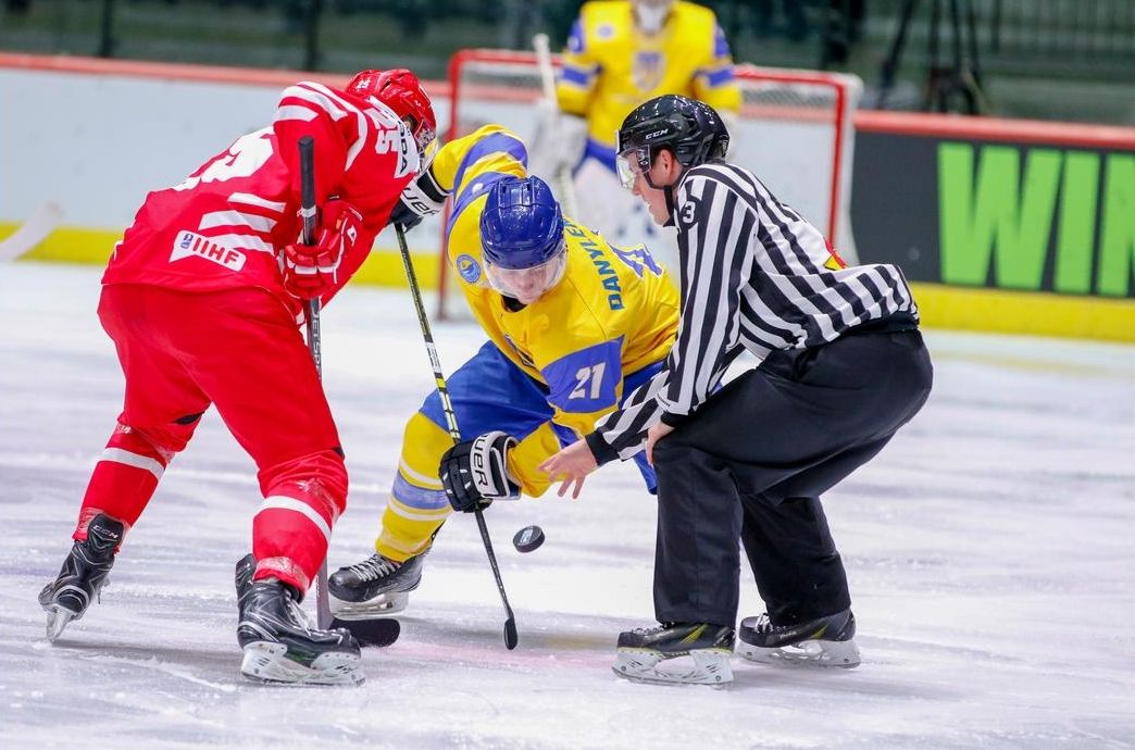 На турнірі в Любляні українські хокеїсти здобули залікове очко у матчі з поляками