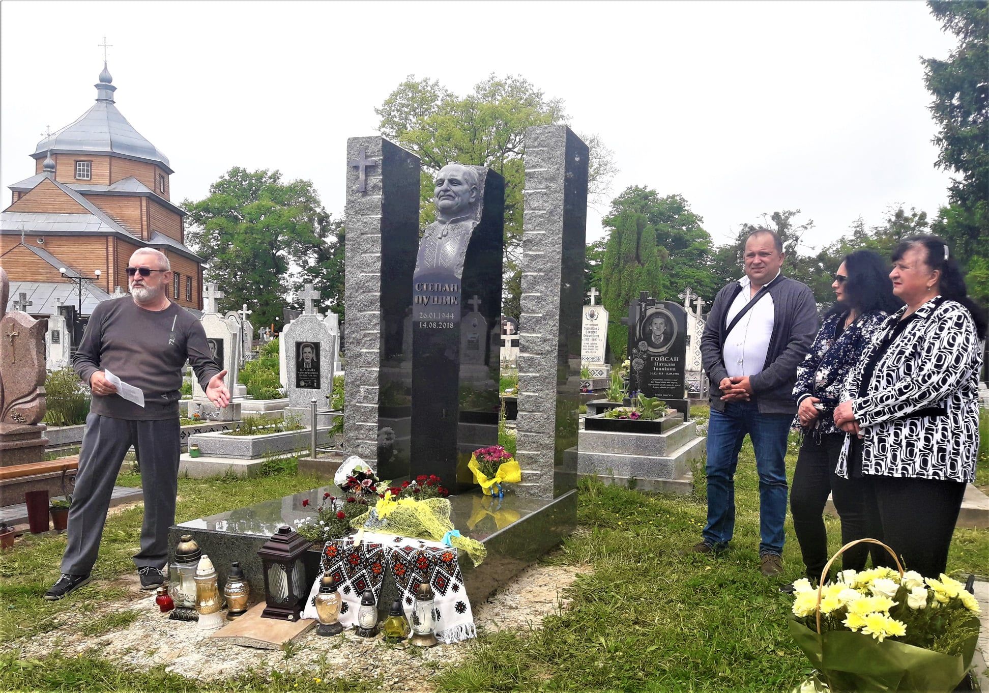 Під Галичем на Прикарпатті освятили пам’ятник на могилі письменника Степана Пушика, фото