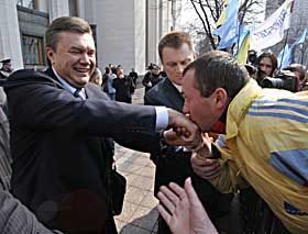Щастя міністра — Янукович поряд!