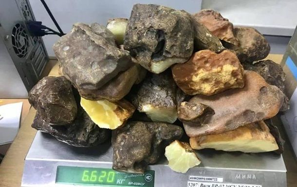 На Київській митниці виявили посилки з 12 кг бурштину
