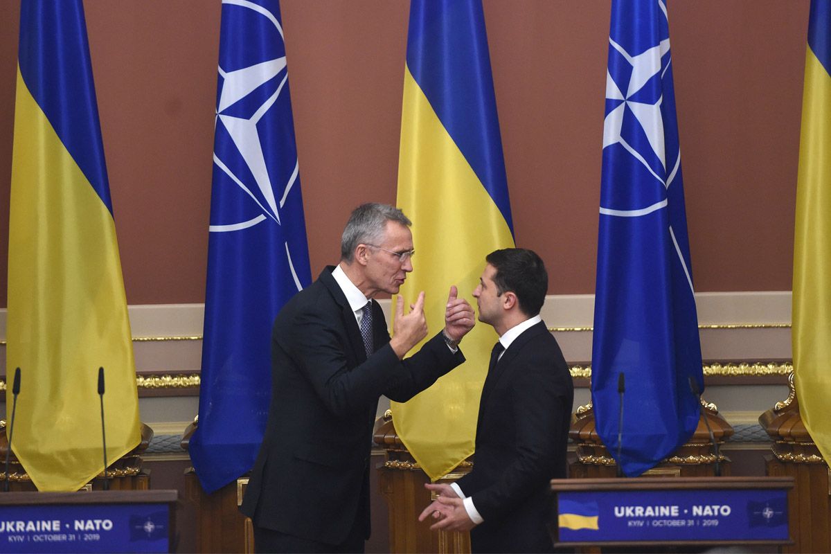 Багато старань, та мало вміння: як Зе-влада провалюює рух України до НАТО