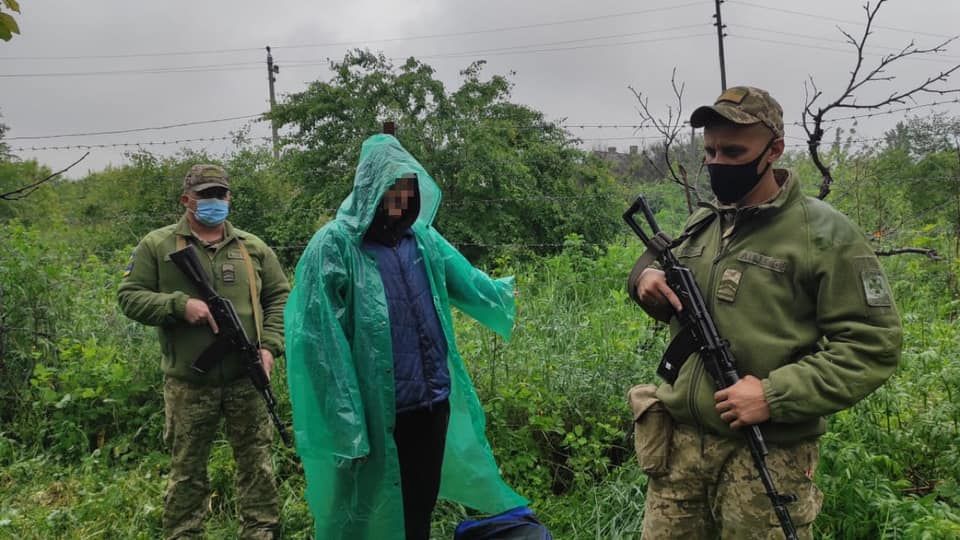 На Луганщині спіймали порушника: ніс до Росії ікони попри зливу