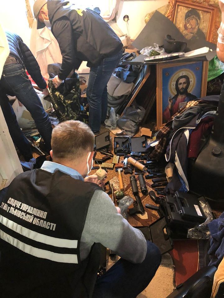 На Львівщині затримали торговця зброєю у рясі