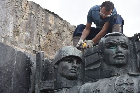 Монумент слави у Львові: демонтаж добігає кінця, фото