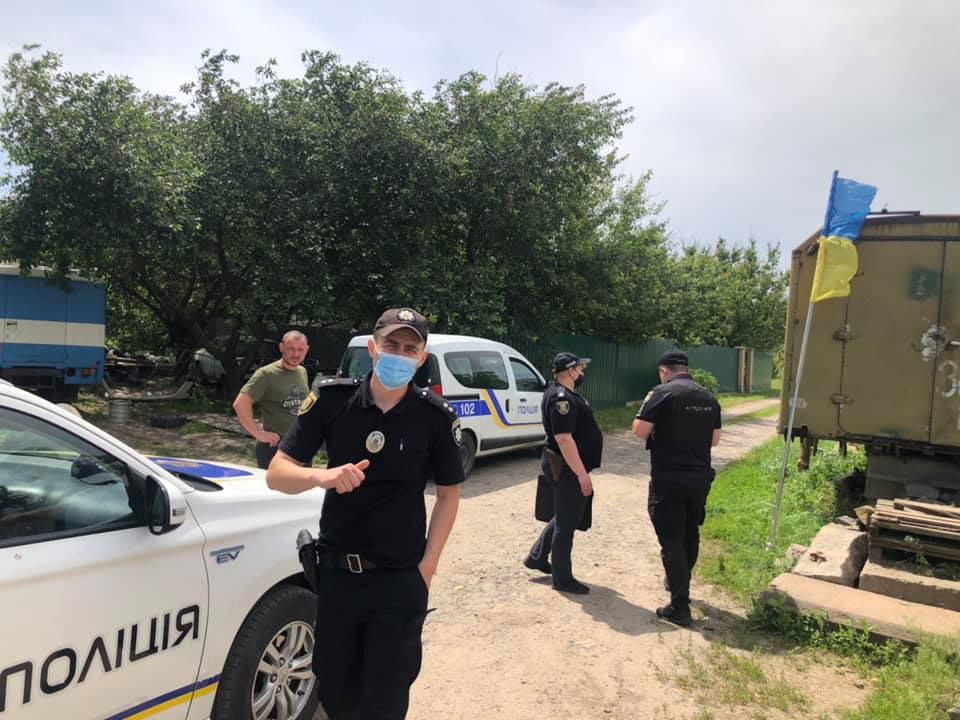 У Полтаві вандали зірвали прапор з могили захисника України, відео