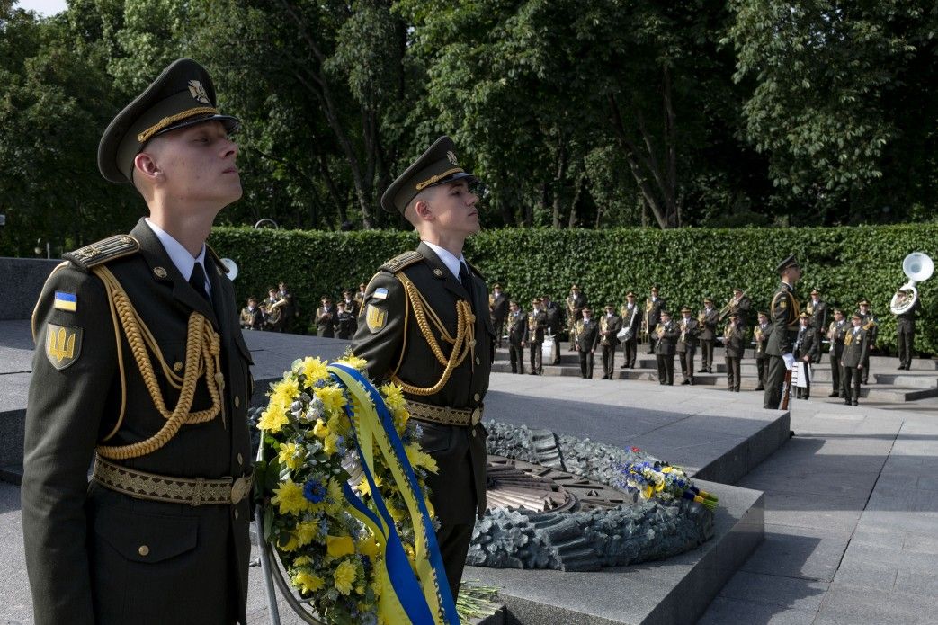 У День скорботи закликають вшанувати пам'ять героїв війни на сході України, фото