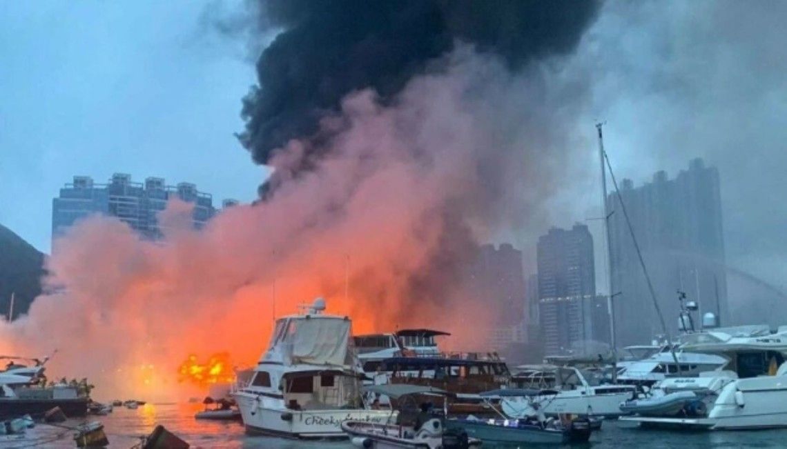 У  Гонконгу затонули десять круїзних лайнерів