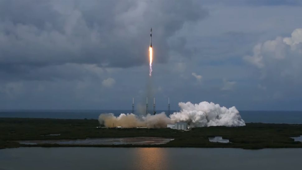 SpaceX вивела в космос десятки супутників