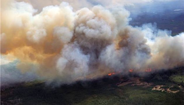 Лісова пожежа в Канаді підібралась до уранової шахти