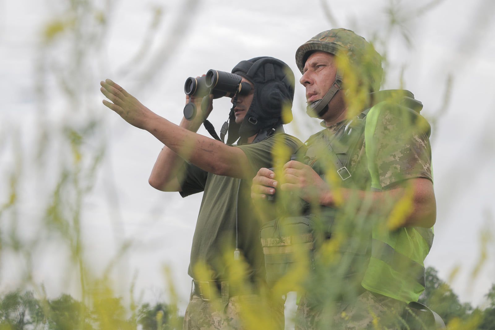 На Донеччині гатять з мінометів і артилерії: поранено захисника України