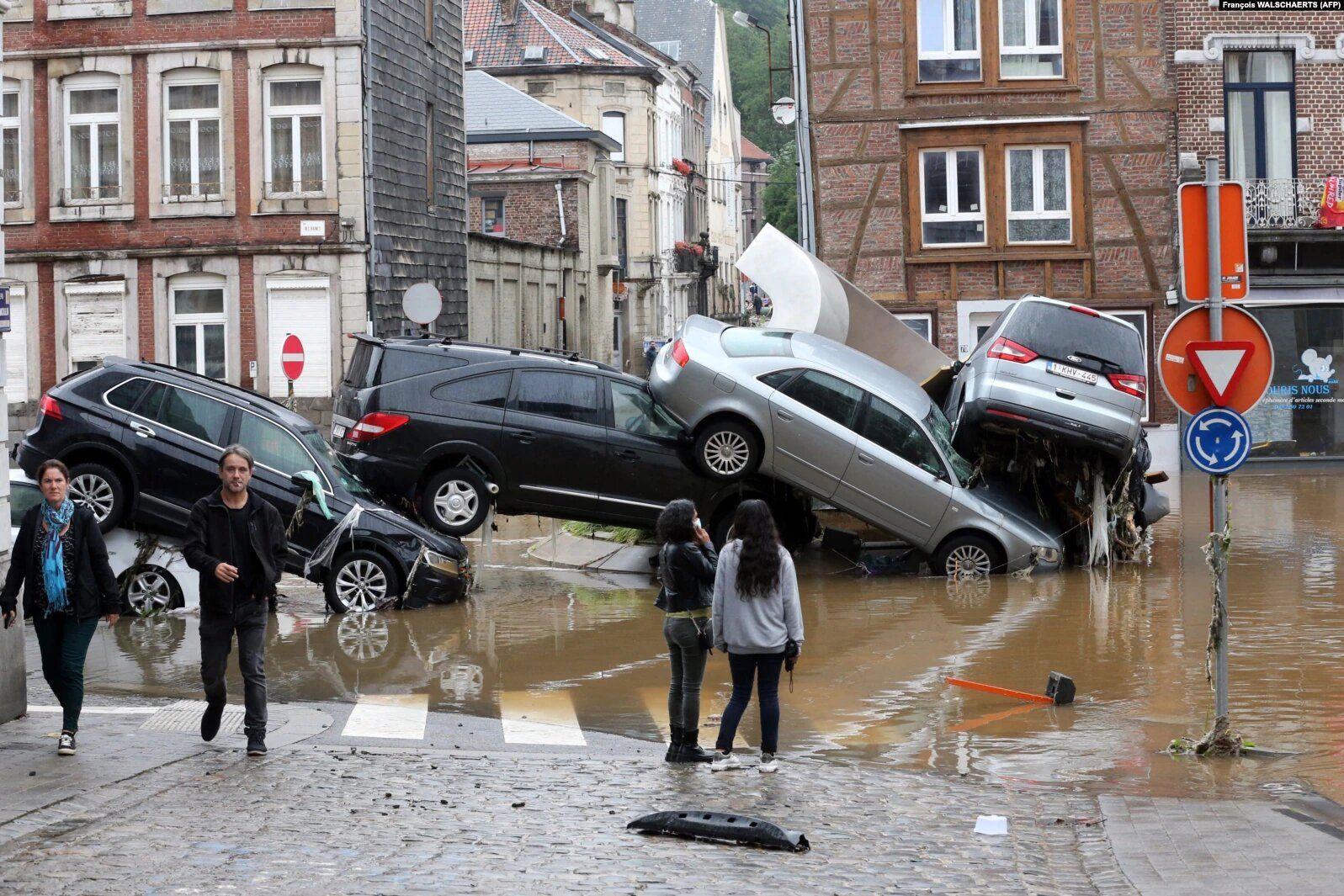 Висушити воду і сльози: Західна Європа починає «велике прибирання» після гігантських паводків