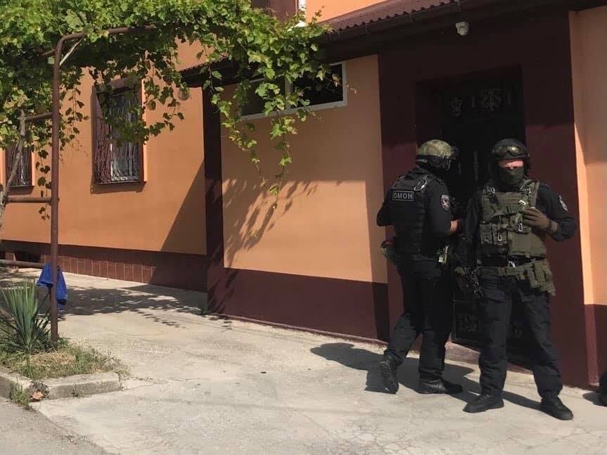 В Криму проводиться обшук у будинку кримських татар