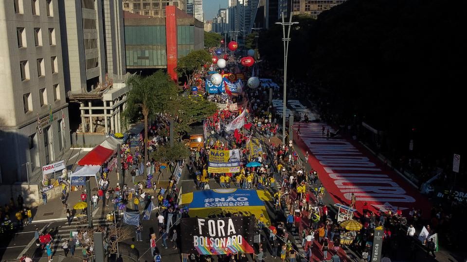 У Бразилії вимагають відставки президента Болсонару десятки тисяч протестувальників, відео
