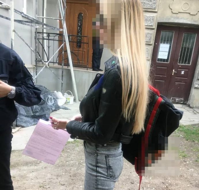 У Львові позбавили прав водія за наркотики молоду помічницю ексголови облради