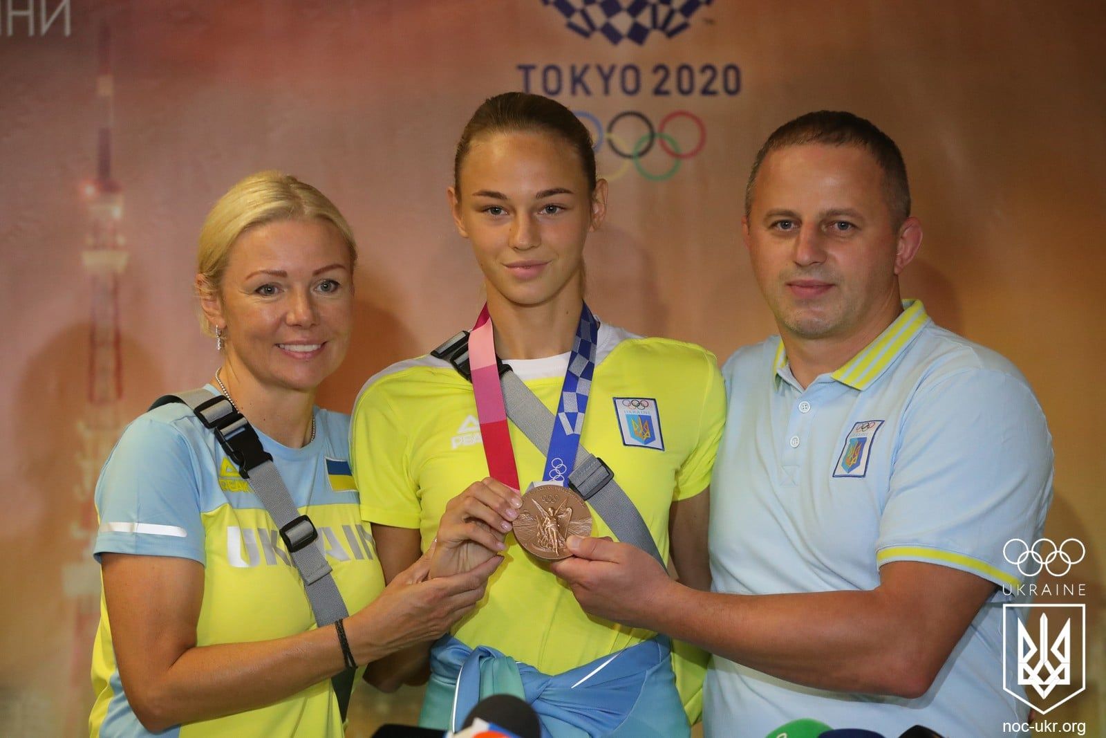 Бронзова призерка Дар’я Білодід разом з батьками-тренерами повернулася в Україну, фото