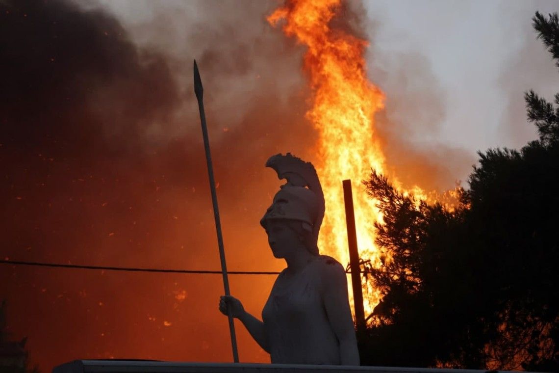 Стародавню Олімпію рятують від лісових пожеж у Греції