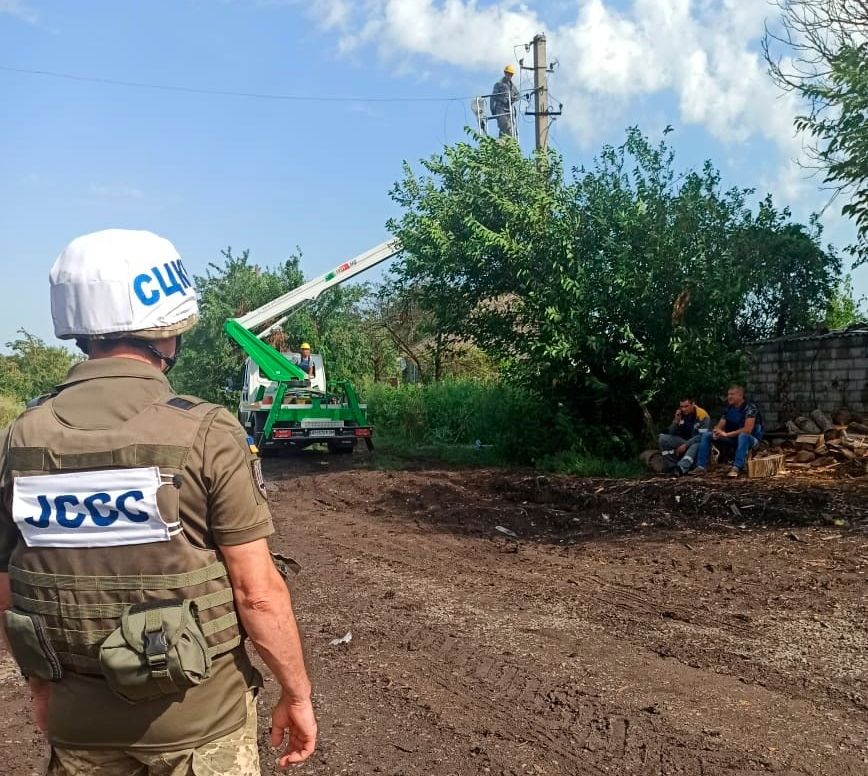 У Пісках обстріляли автокран під час робіт: загинув захисник України