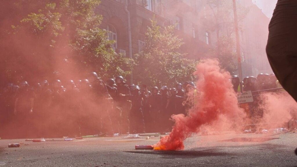 Активісти Нацкорпусу палили фаєри під «будинком Зеленського» у Києві, фото