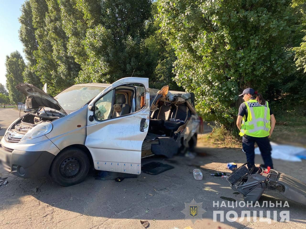 У Черкасах Opel Vivaro врізався у дерево: загинула дівчина, 6 травмованих