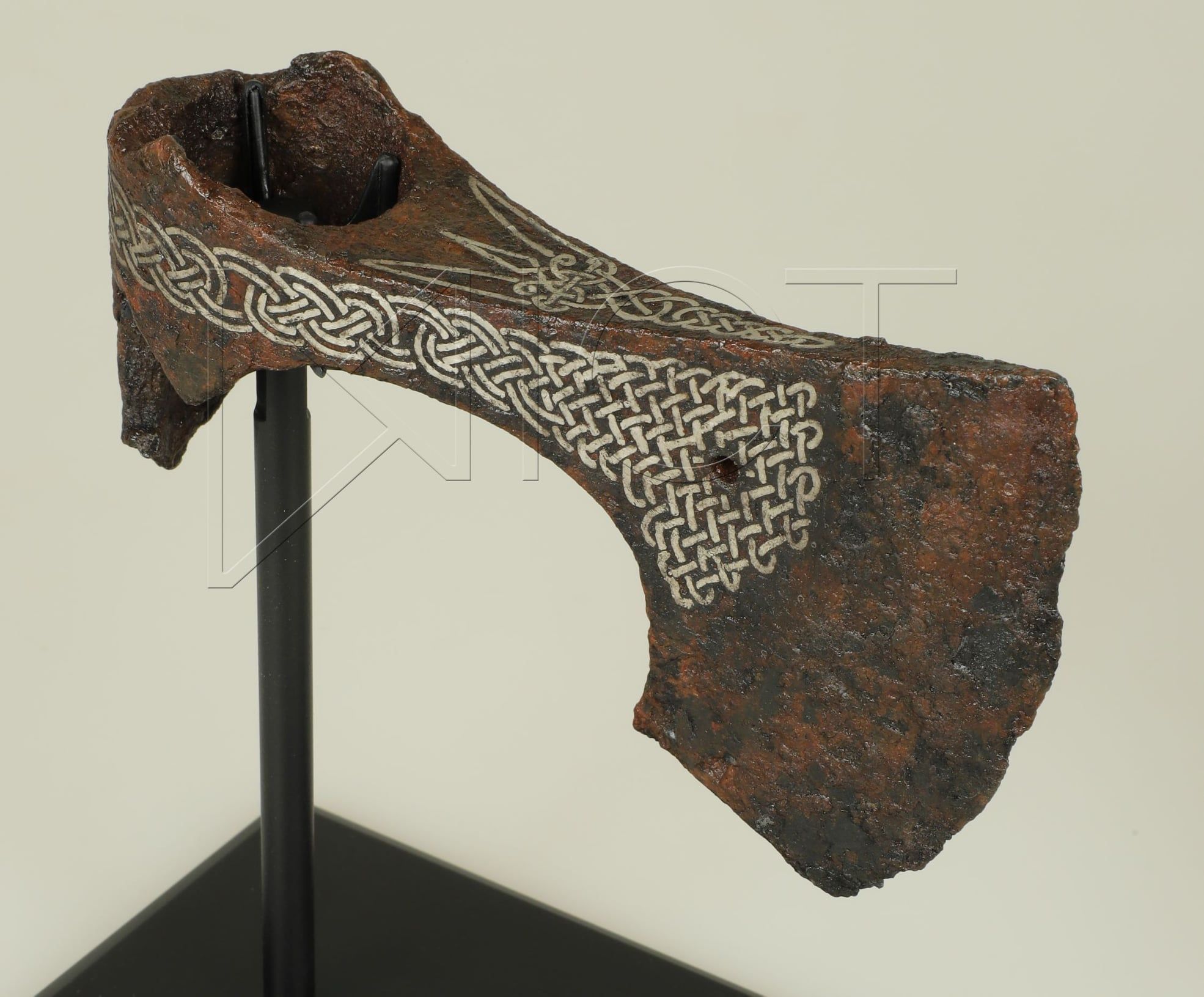 Тисячолітню сокиру з тризубом врятували від «чорних археологів» і передають Національному музею