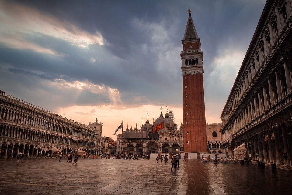 Площа Сан -Марко є особливо завантаженим місцем у Венеції.