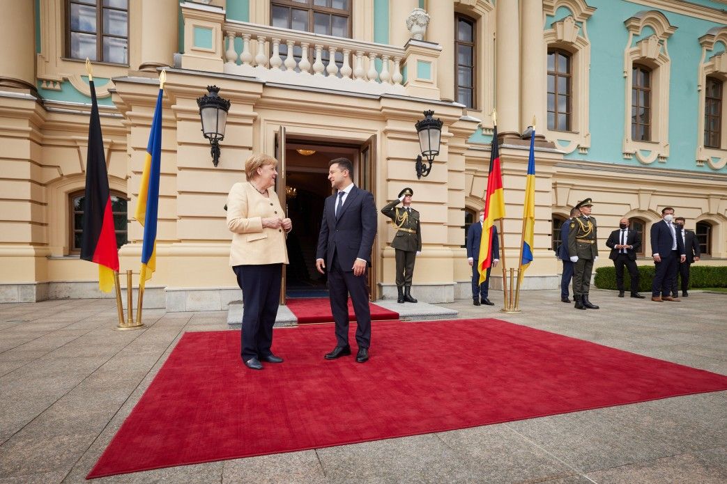 Ангела Меркель і Володимир Зеленський перед Маріїнським палацом у Києві.