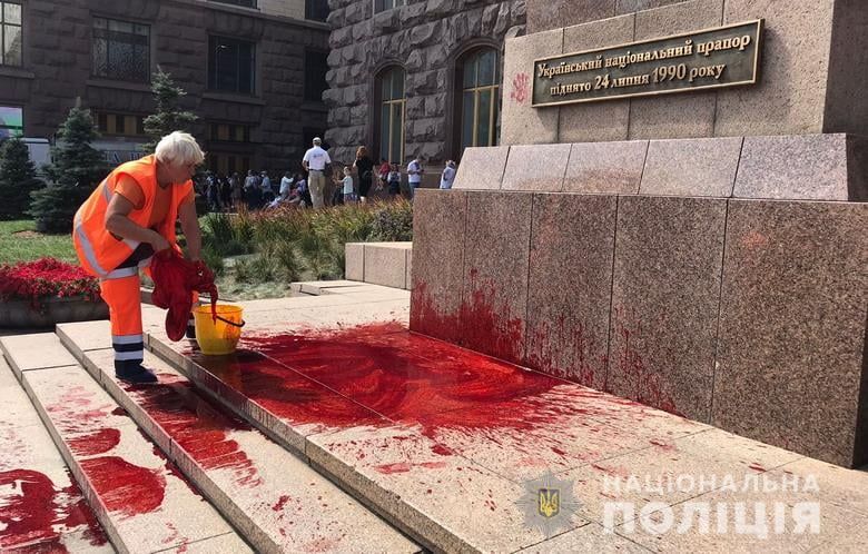 У центрі Києва протестували: один чоловік підпалив себе, інший – облив фарбою, фото
