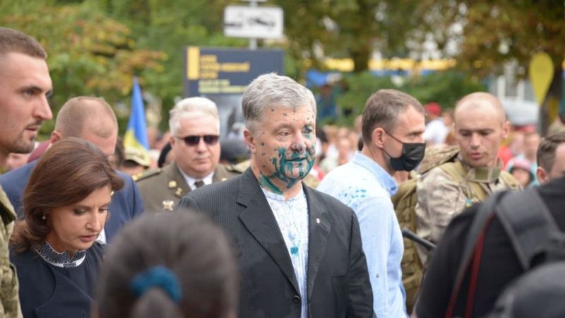 Петро Порошенко під час нападу провокатора.