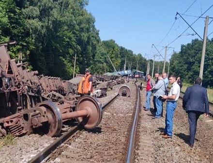 На Львівщині залізничники ліквідовують наслідки сходу вантажних вагонів