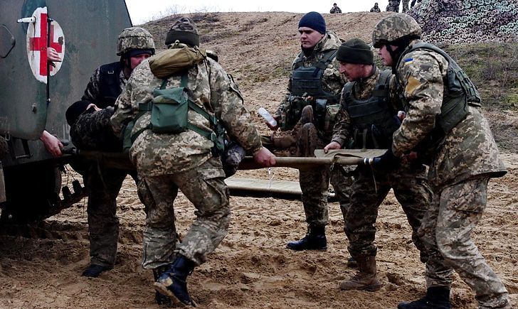 Трьох українських військових поранено на фронті