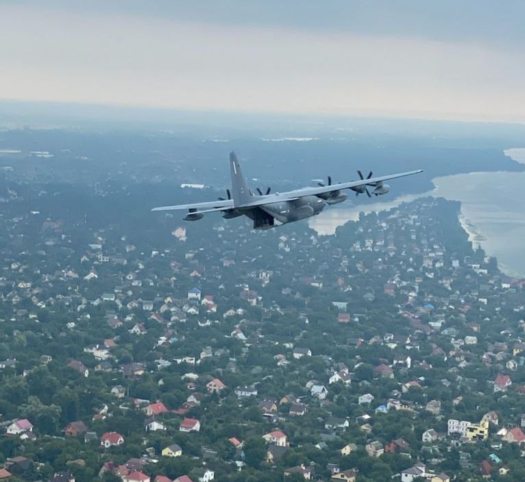 Над Києвом на американських літаках ознайомчий політ здійснили спецпризначенці США й України